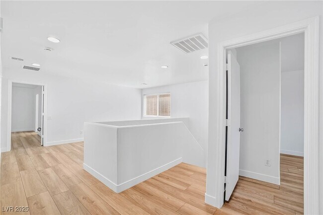 Building Photo - 2872 Strathallan Ave