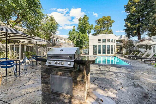 Building Photo - Boulevard