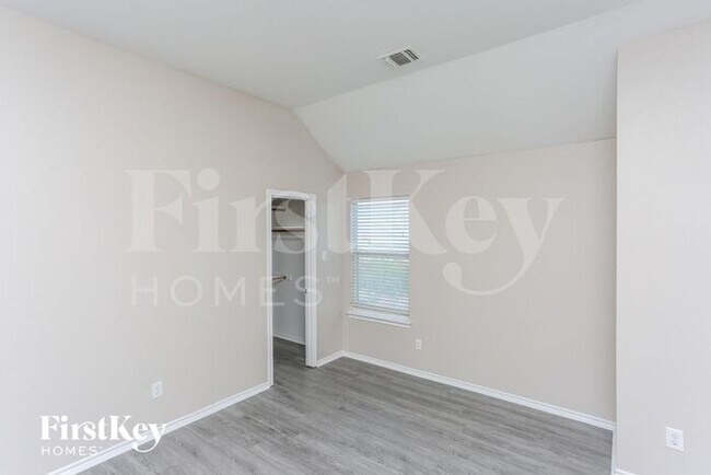 Building Photo - 5620 Old Orchard Dr