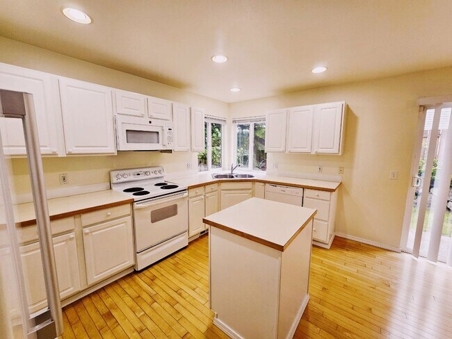 Building Photo - 3 Bed + Bonus Room 2.5 Bath Home Snohomish