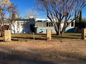 Building Photo - COZY HOME ON SPACIOUS LOT