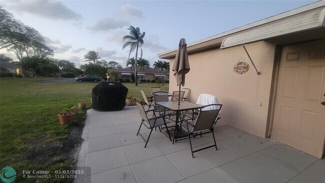 Building Photo - 1252 Club Dr W