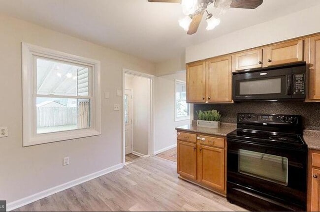 Building Photo - Recently Updated 4BR/2BA Twin with Central Air & Fenced Backyard