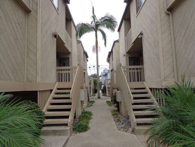 Building Photo - Gorgeous Pacific Beach 2 Bed 2.5 Bath Townhouse