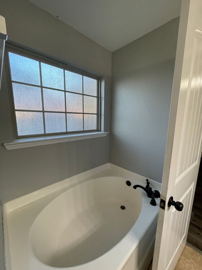 Building Photo - 3BR/2BA Located in Miller Farms Subdivision Across from MAFB!