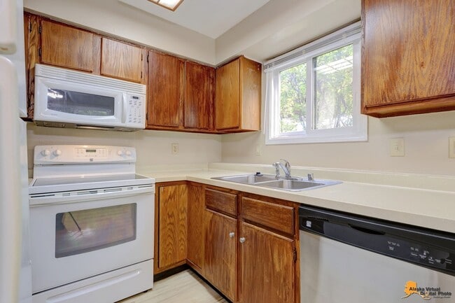 Building Photo - 3806 Iowa Dr