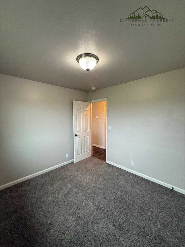 Building Photo - 3-bedroom, 2-bathroom home located in the heart of Harrisburg