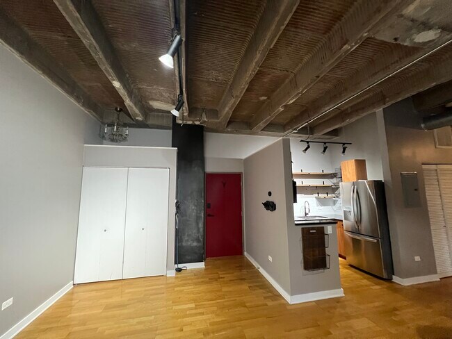 Building Photo - 3150 N Sheffield Ave