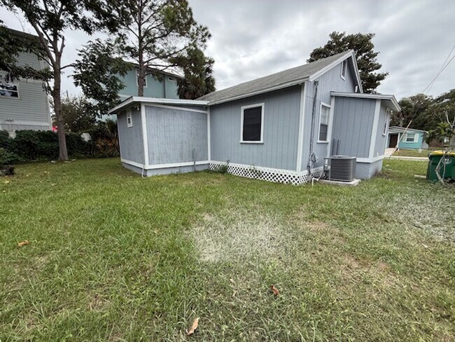 Building Photo - Charming Beachside Bungalow for Rent!