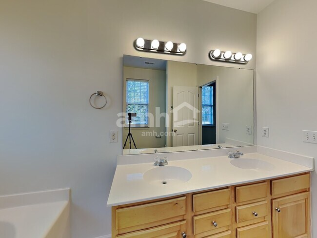 Building Photo - 4504 Sandtyn Dr