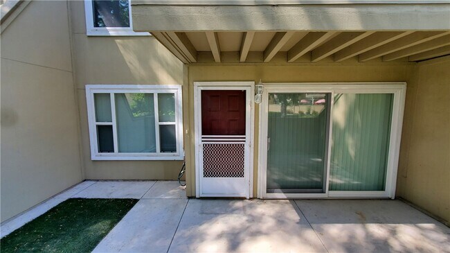 Building Photo - 1460 W Badillo St