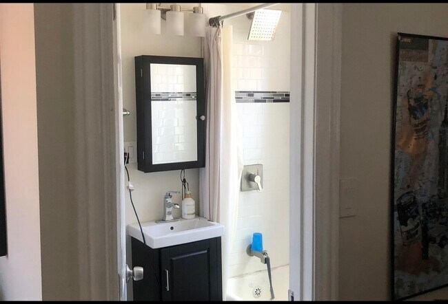 Building Photo - 2129 N Dayton St