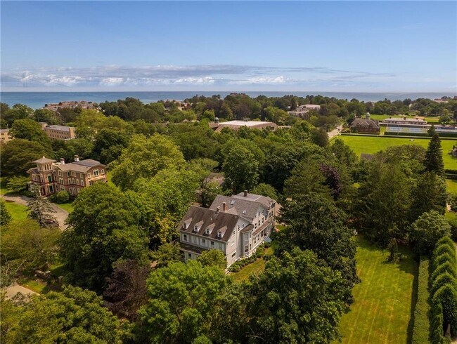 Building Photo - 141 Narragansett Ave