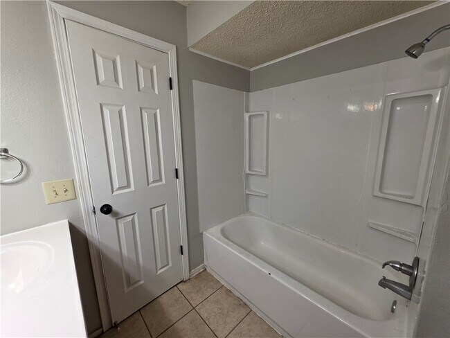 Building Photo - 1008 N Turtle Creek Dr