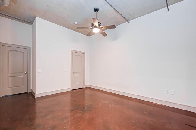 Building Photo - 1616 Fountain View Dr