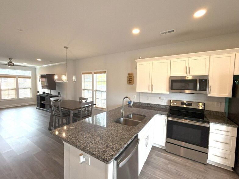 Building Photo - 812 Moen Pl