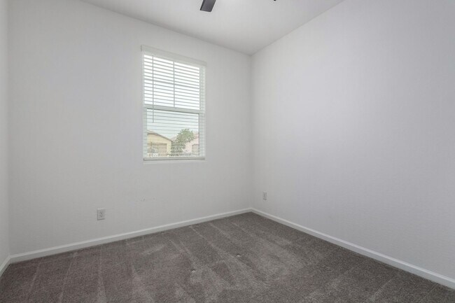 Building Photo - Charming 3-Bed Rental with Spacious Yard