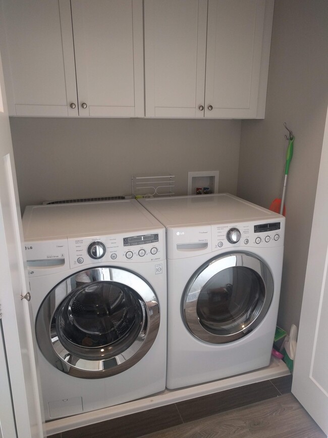 Laundry units - 315 E Oak Hollow Dr