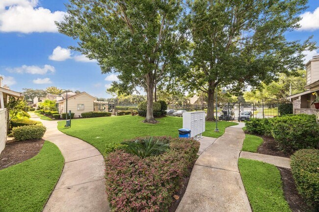 Building Photo - 13020 Leader St