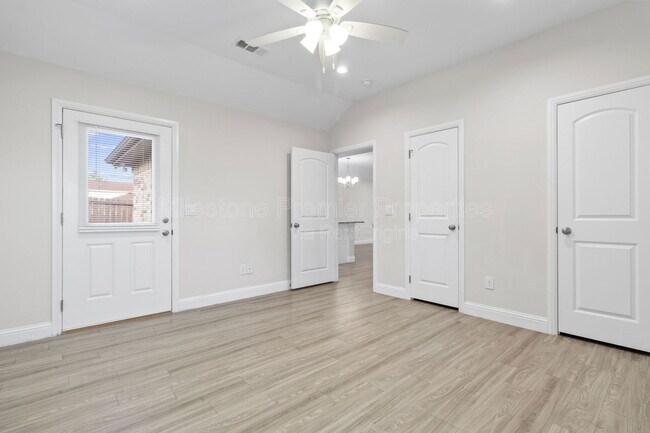 Building Photo - 931 N Barrett Ave