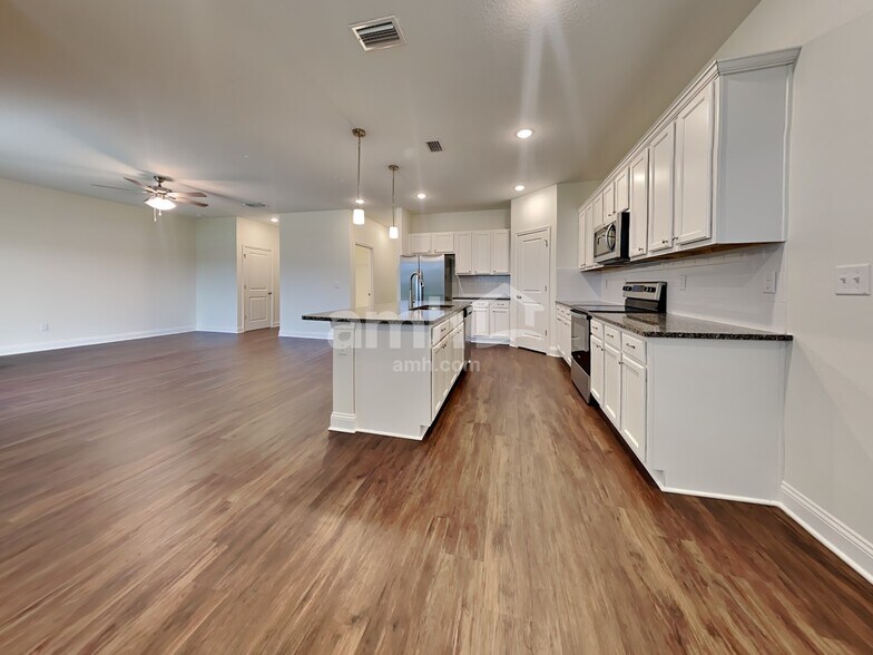 Building Photo - 302 Banyan Frst Dr