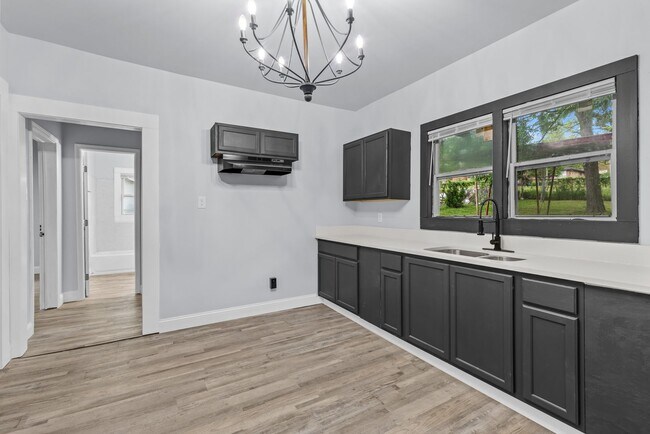 Building Photo - Charming 4 Bedroom, 1 Bathroom house