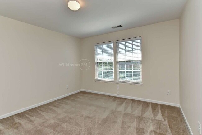 Building Photo - Beautiful 3,409 sqft 5-bedroom 3-bath Exec...