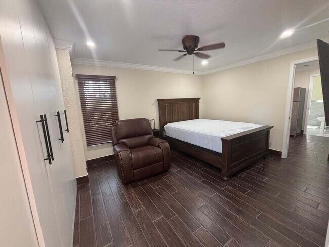 Building Photo - 1257 SE Airoso Blvd