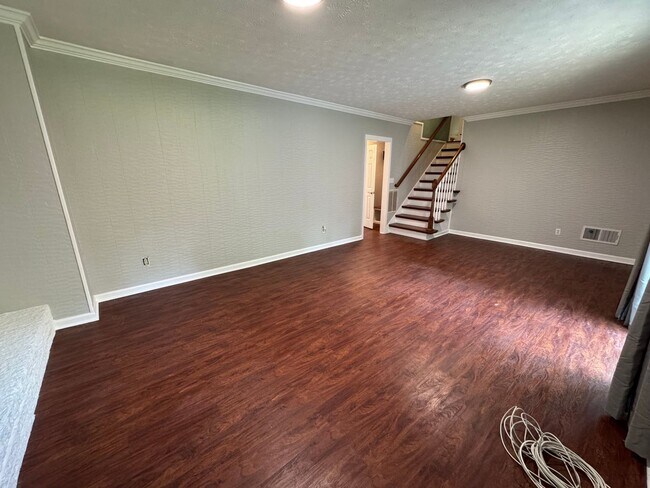 Building Photo - Spacious 3/2.5 House in Twickenham Estates...