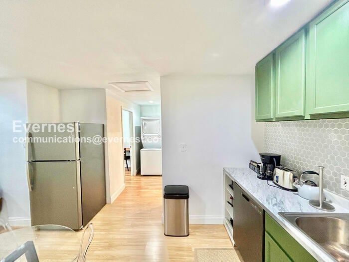 Building Photo - 8633 Westglen Dr