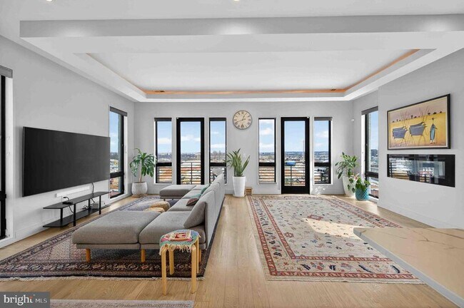 Building Photo - 911 S Oak St