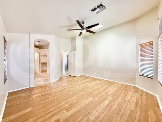 Building Photo - 4234 E Redwood Ln