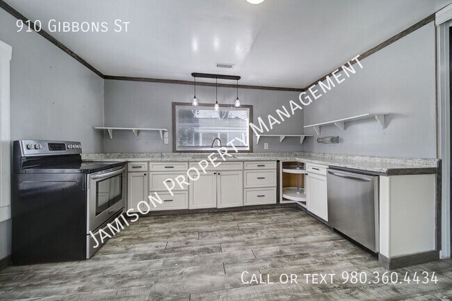 Building Photo - 910 Gibbons St
