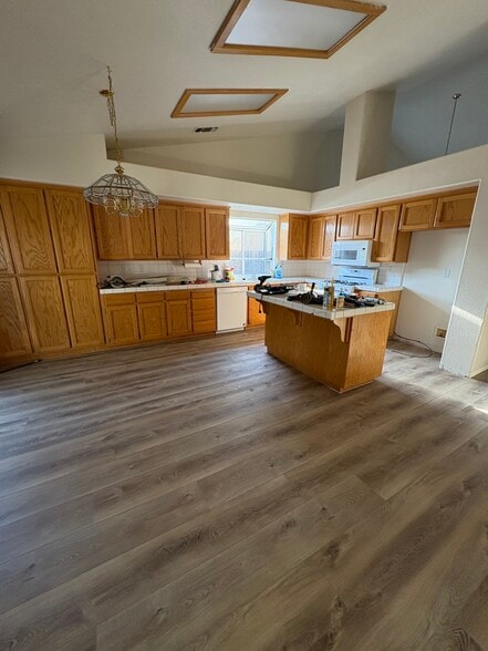 Building Photo - 2135 Greenbriar Dr