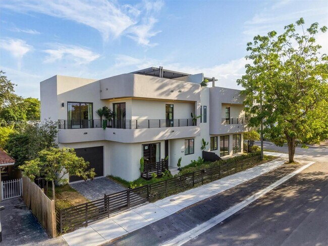 Building Photo - 984 SW 10th St