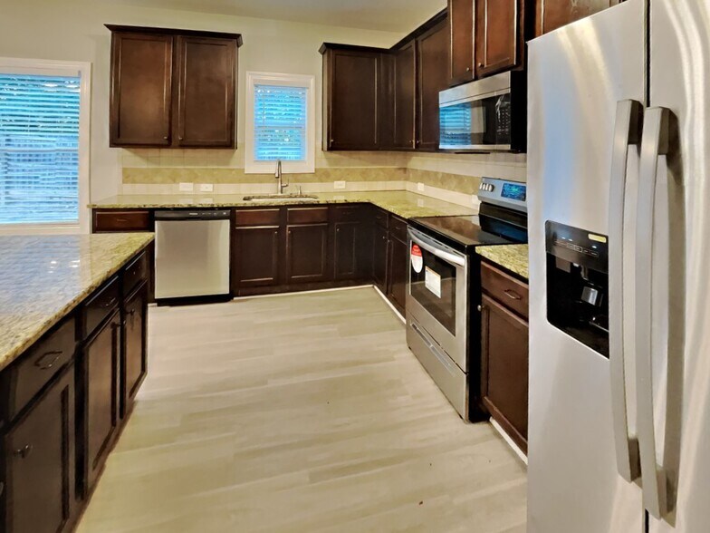 Building Photo - 400 Louise Way