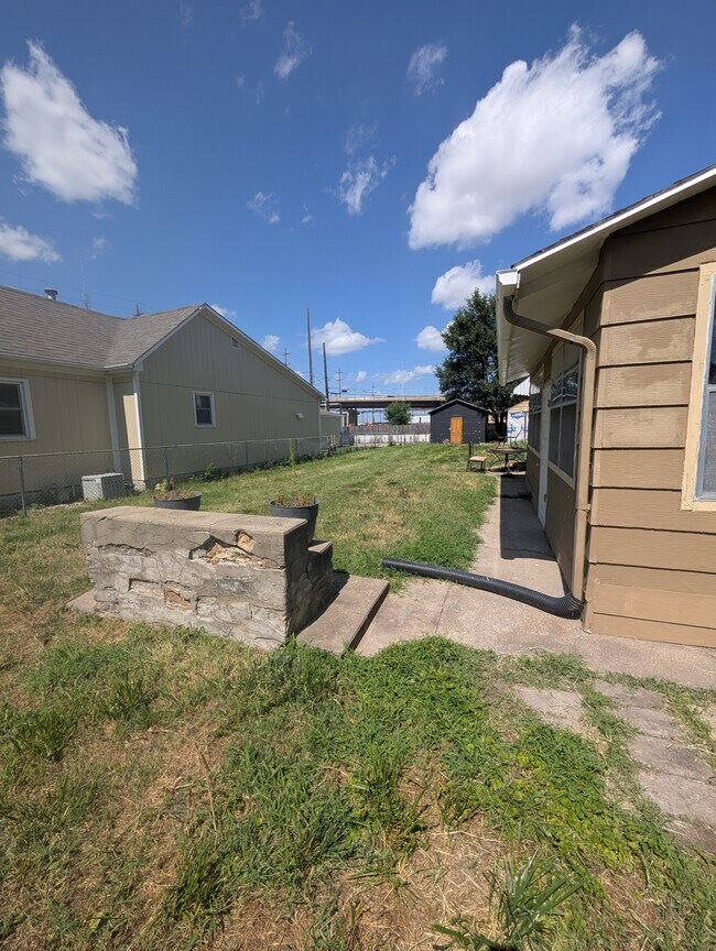 Building Photo - 109 NE Chandler St