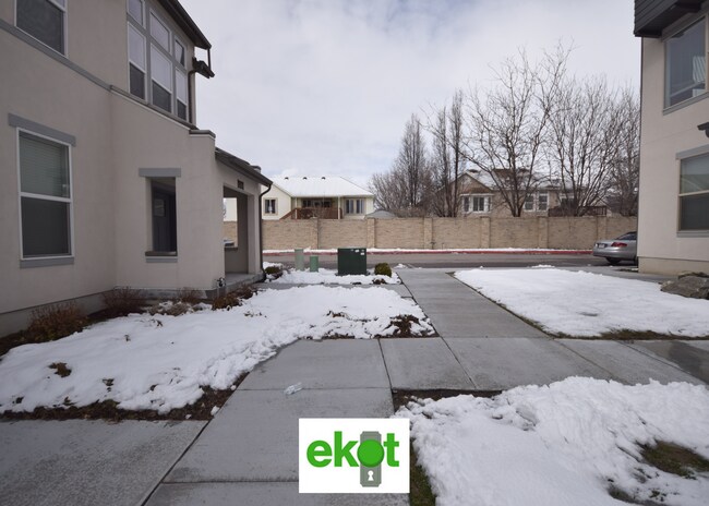 Building Photo - Spacious Townhome Near Shopping! 3 BD 2.5 BTH