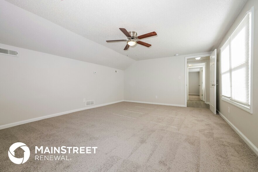 Building Photo - 403 E 9th St