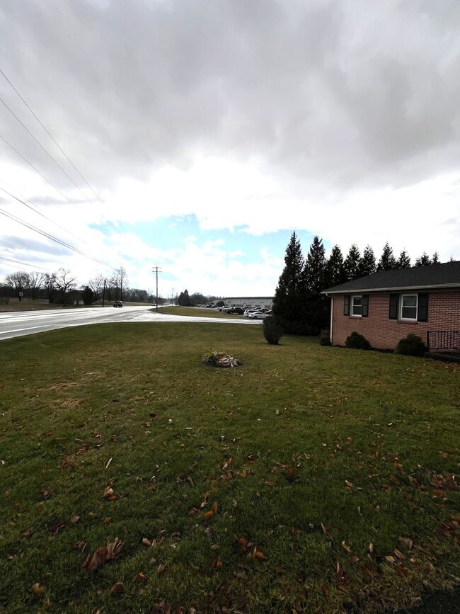 Building Photo - Beautifully Renovated Single-Family Ranch – 3 Beds, 2 Baths