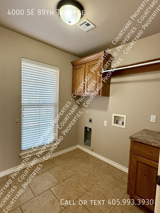 Building Photo - 4000 SE 89th Terrace