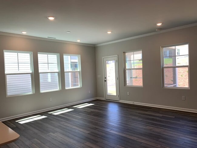 Building Photo - 139 Iris Dr
