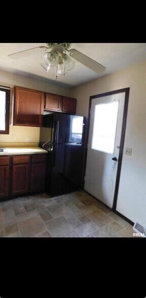 Building Photo - 737 9th St