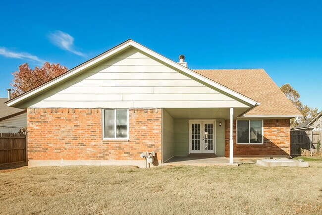 Building Photo - 2108 NE 9th St