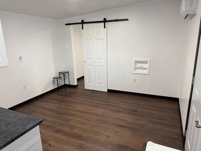 Building Photo - 1 Bed 1 bath Efficiency