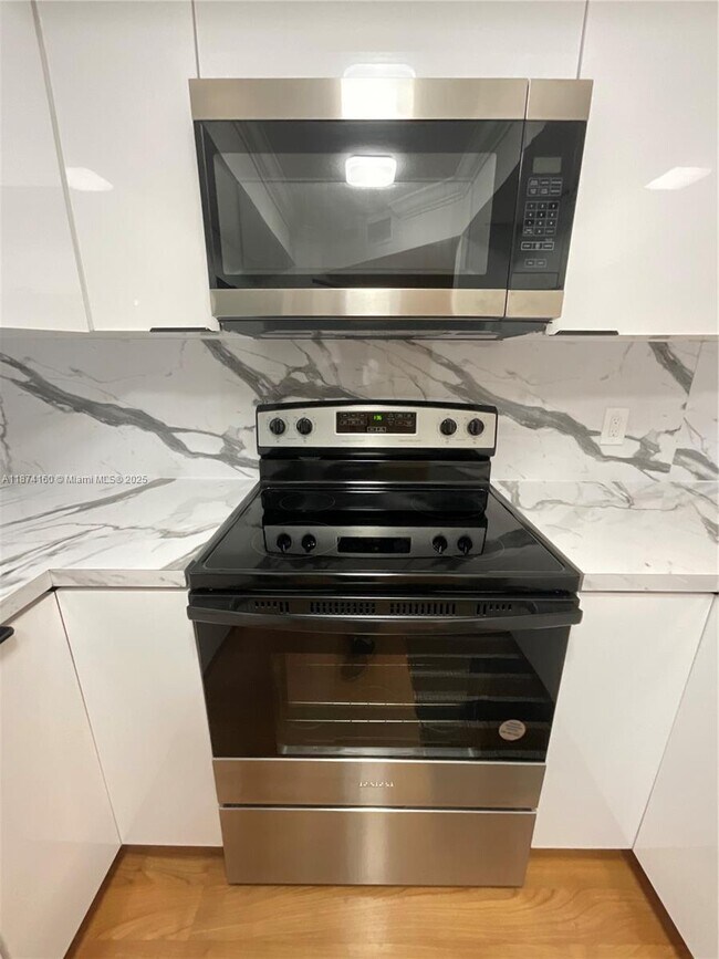 Building Photo - 12500 SW 5th Ct