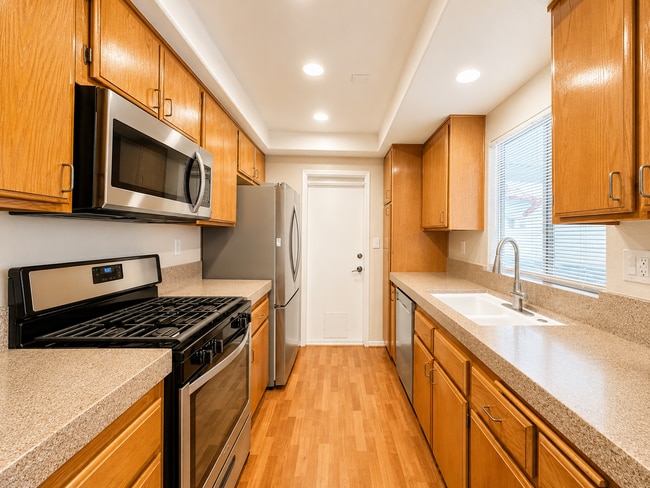 Building Photo - Beautiful 2 Bedroom Condo with fresh paint, flooring for Rent