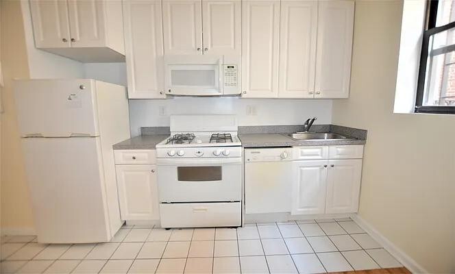 Building Photo - 305 W 45th St
