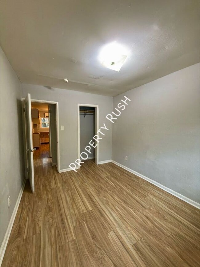 Building Photo - 706 W 47th St