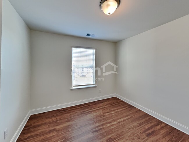 Building Photo - 144 Larragan Dr